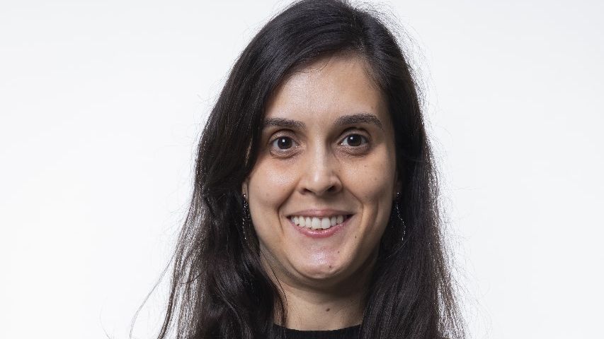 Patrícia Andrade mulher, branca de cabelos longos e escuros