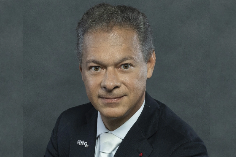 Renato Opice é um homem grisalho de pele clara que veste um terno escuro