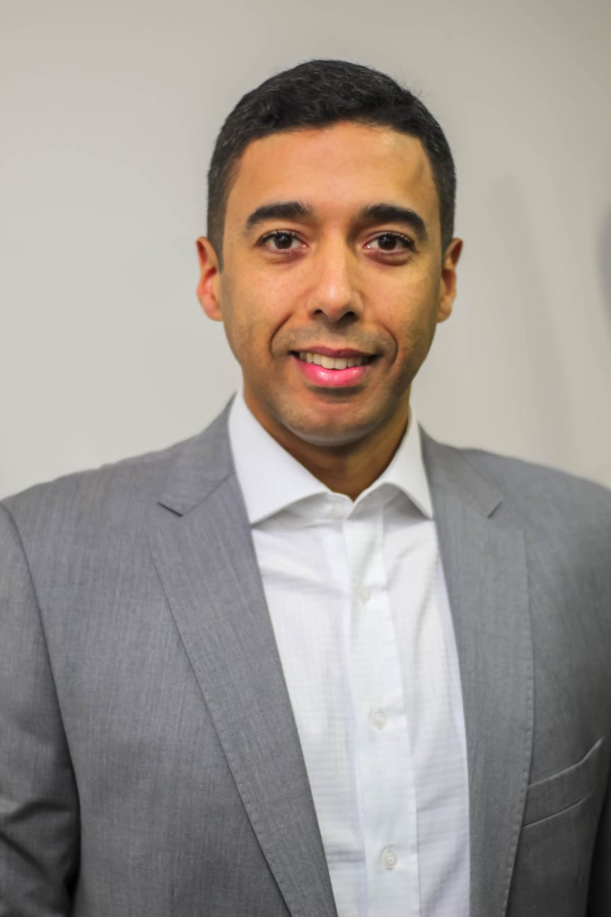 homem branco de terno, Rodolfo Ramer