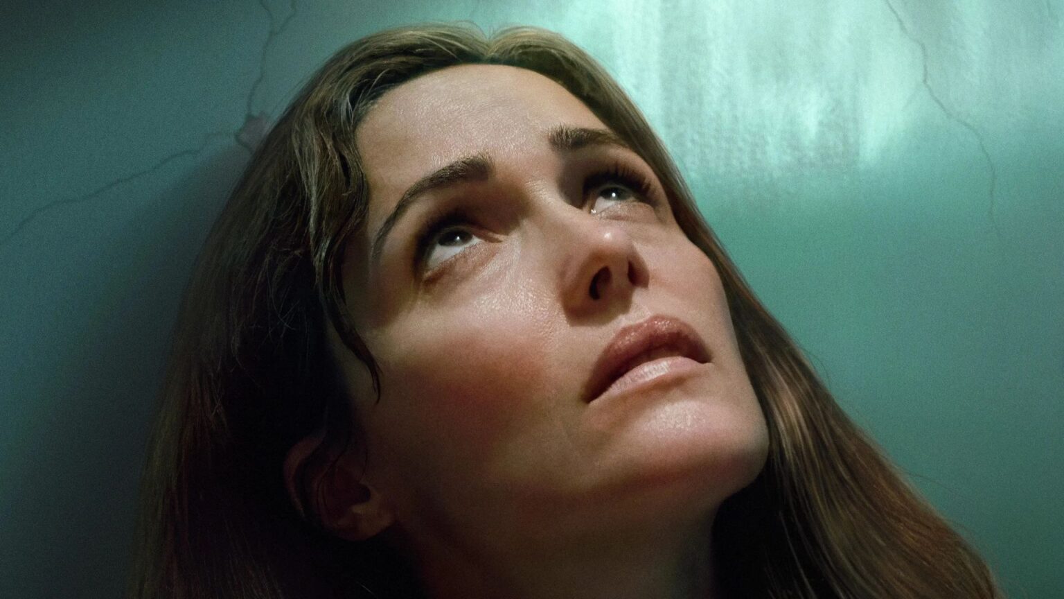 Mulher olhando para cima em cena do filme "Se eu tivesse pernas, eu te chutaria"