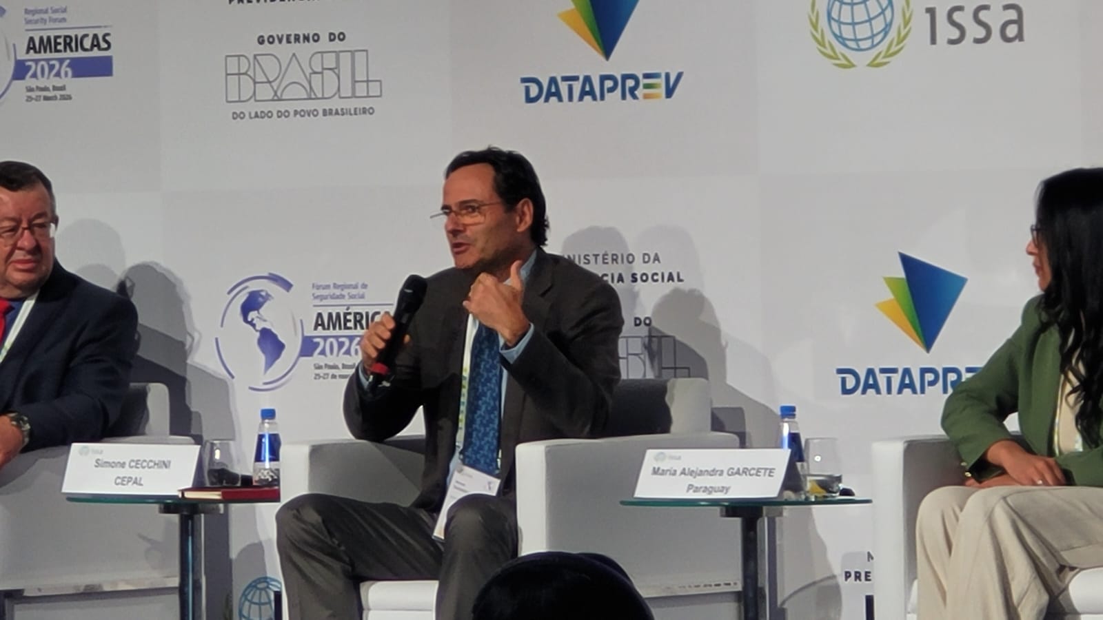 Simone Cecchini, homem, branco de óculos e terno