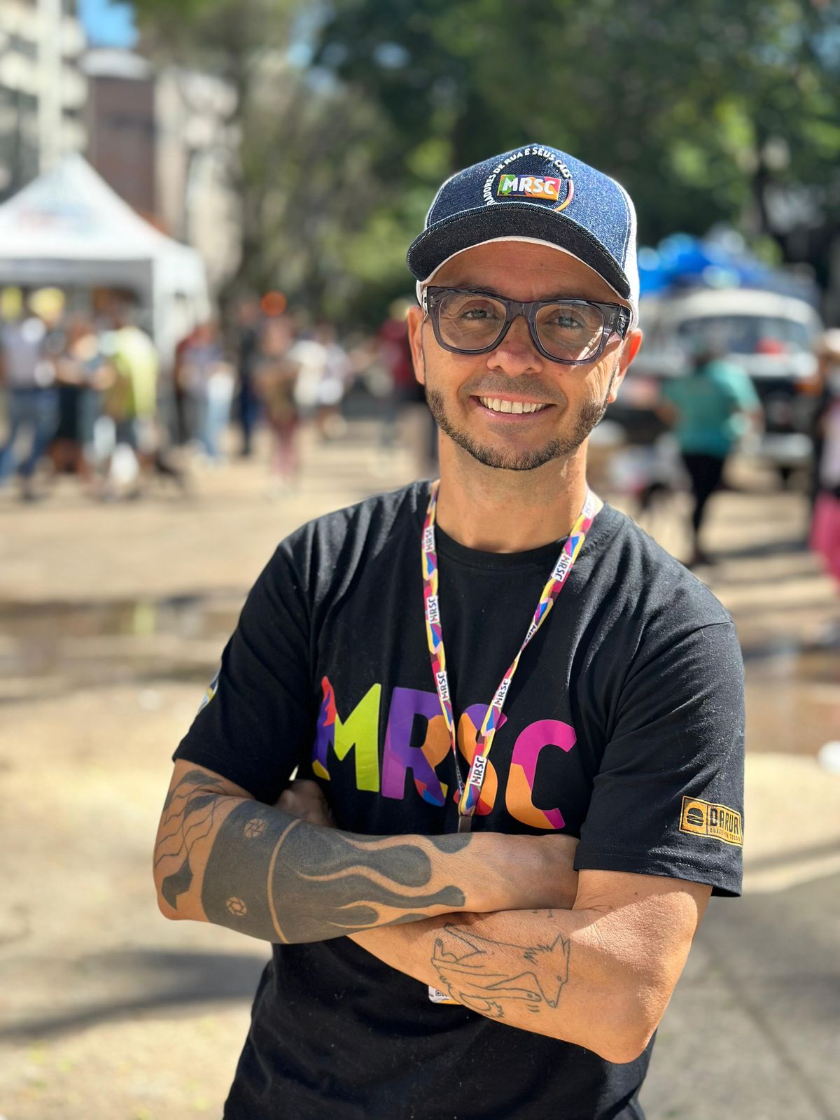 Fundador de Ong posa para foto com braços cruzados 