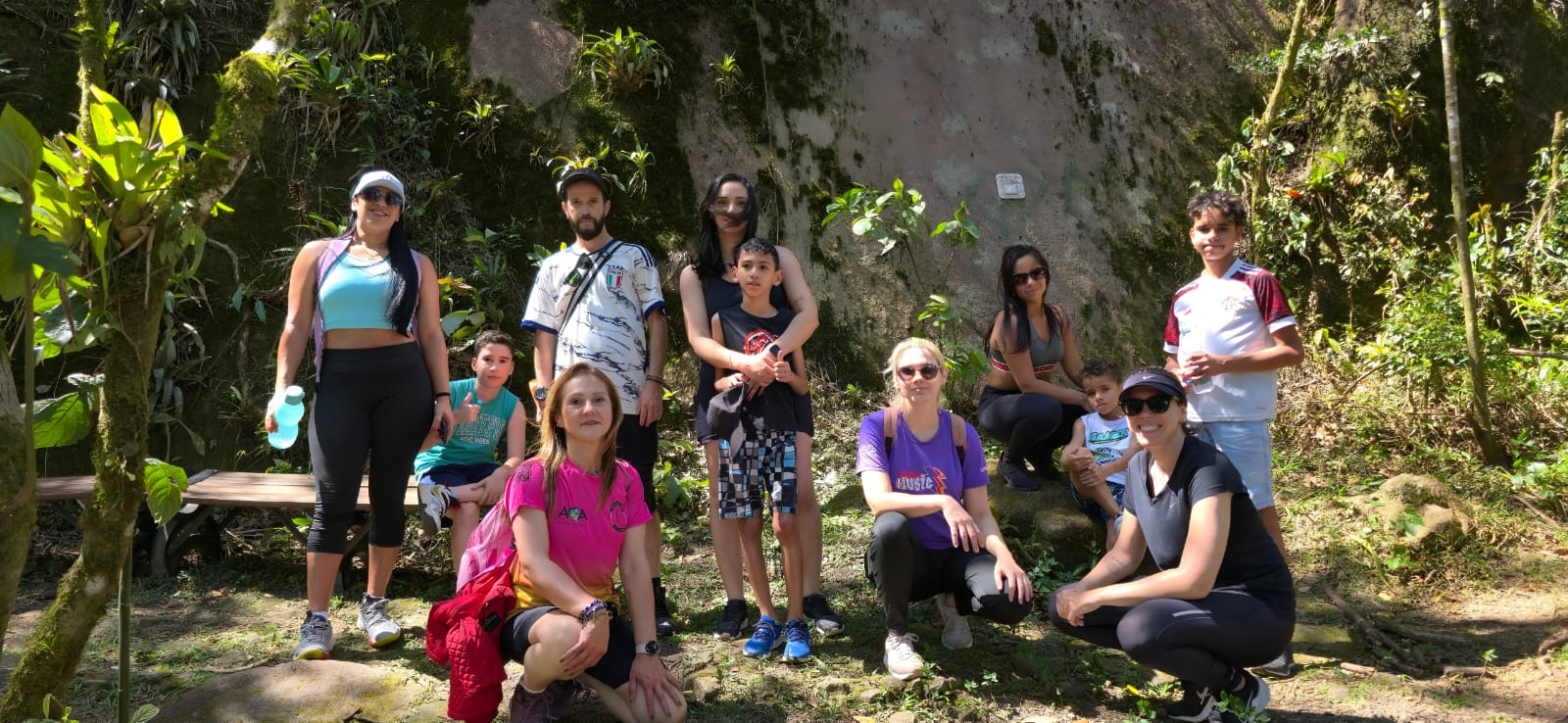 A guia turística Tina junto a turistas durante a trilha