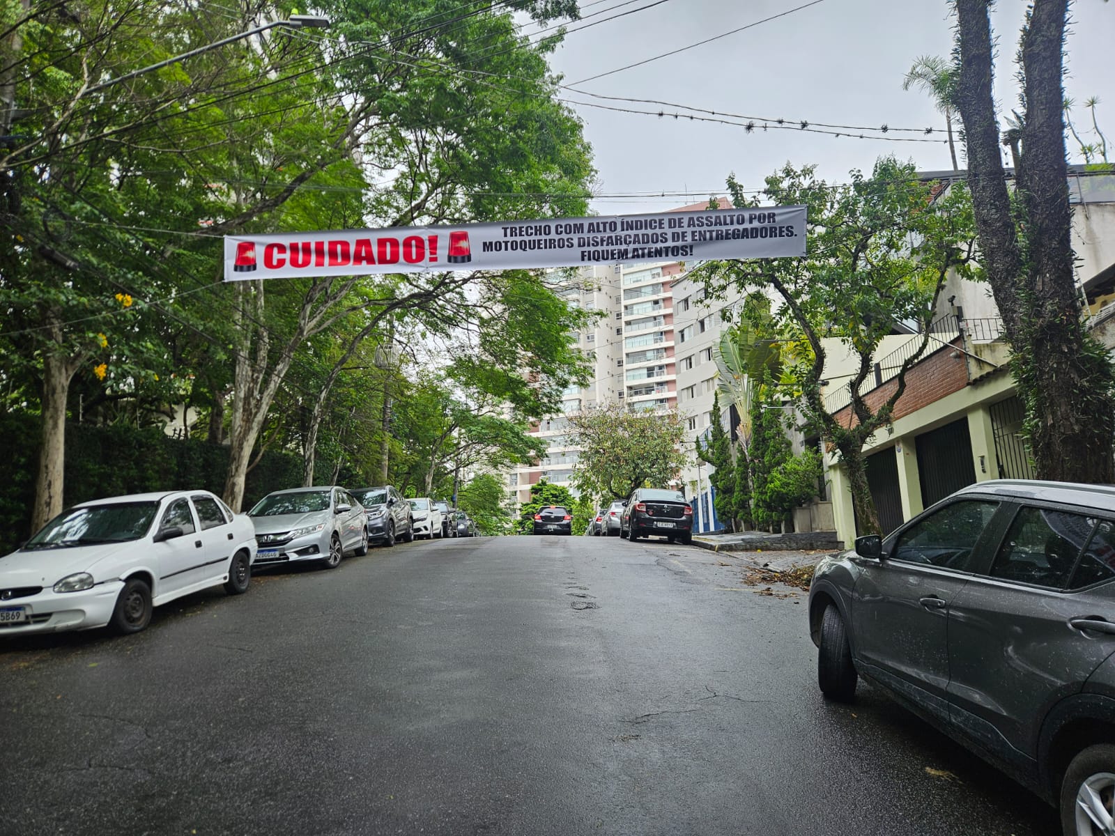 Faixas são colacadas na rua  alertando para o risco de assaltos