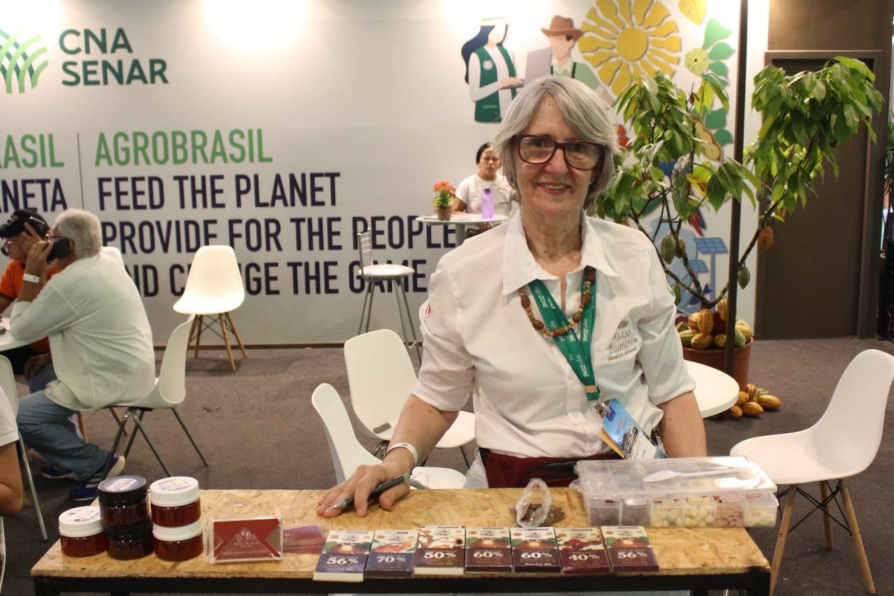 Verônica Preuss durante participação na COP30, com exibição dos chocolates da marca Kakao Blumenn
