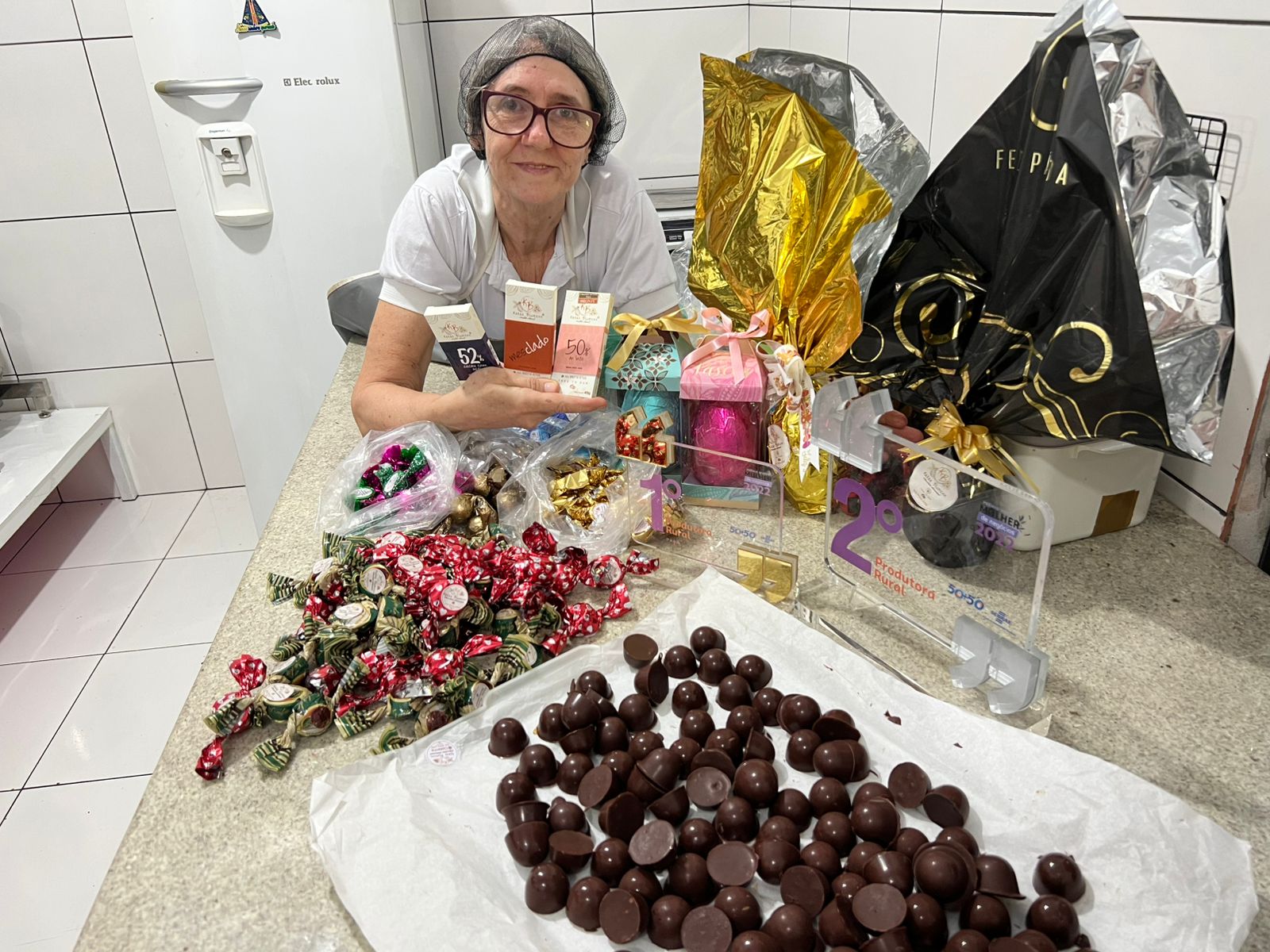 Verônica Preuss mostra produções de chocolates Kakao Blumenn em sua fábrica