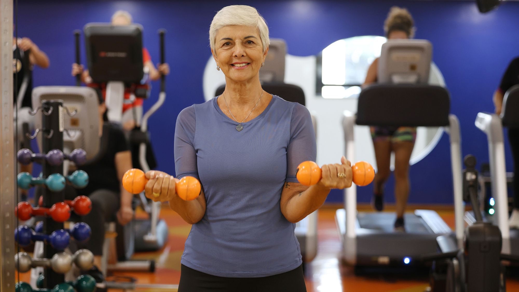 Shirley de Toro, que é professora aposentada, atriz e modelo, faz musculação no centro de ginática multifuncional do SESC Santana