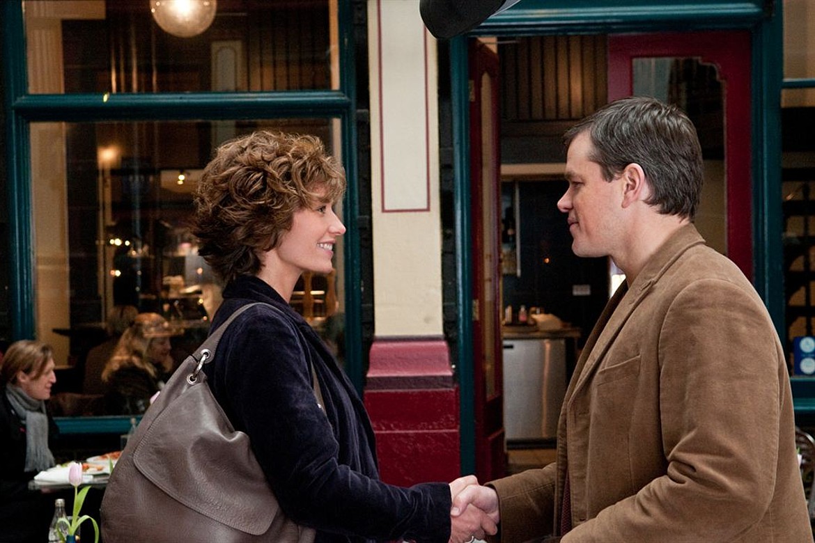 Os personagens de Matt Damon e Cécile de France estão de perfil, se cumprimentando