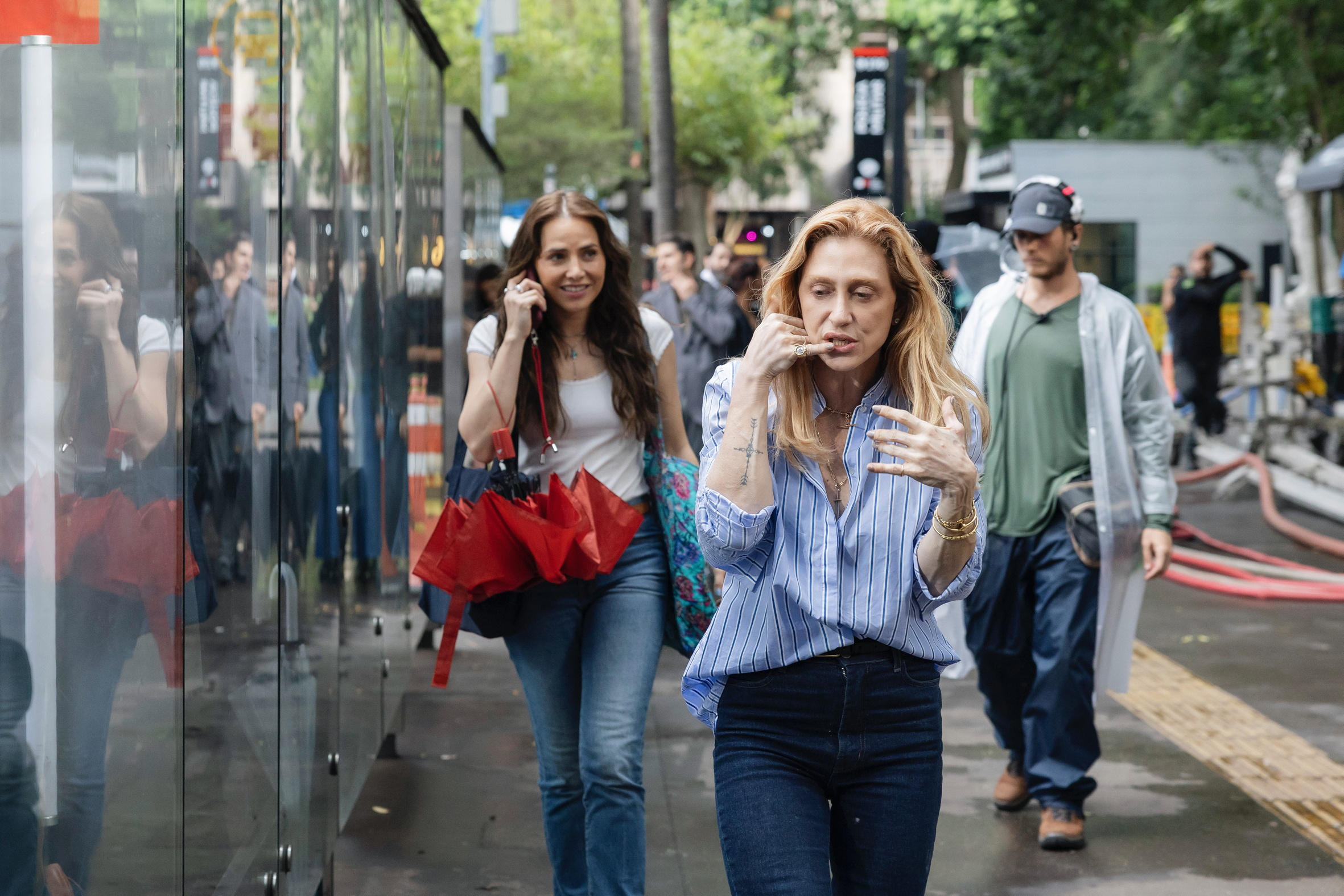 Letícia Colin e Amora Mautner durante gravações da novela Quem Ama Cuida em São Paulo