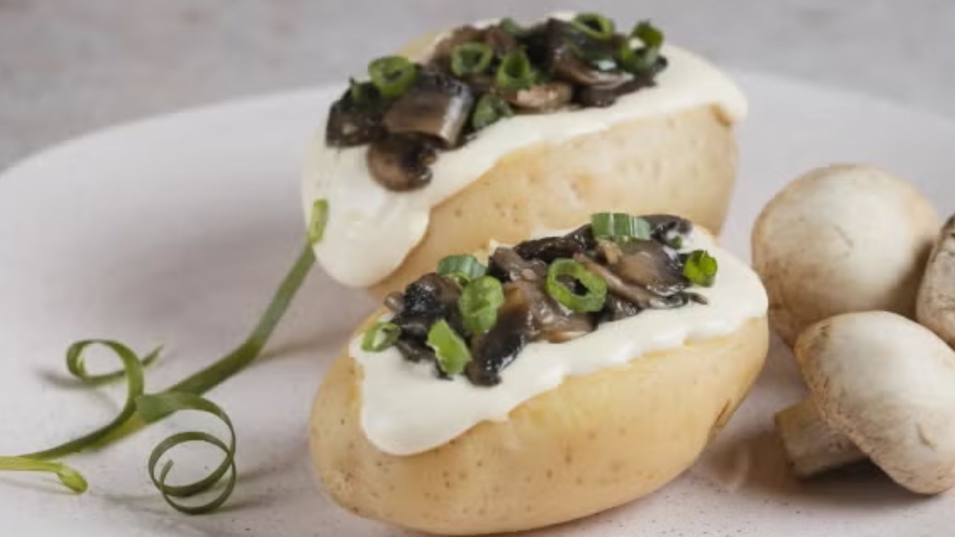 Batata recheada com fondue e cogumelo