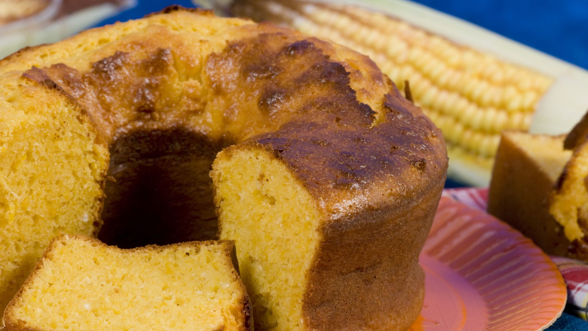 Bolo de milho é adorado pela textura cremosa e praticidade