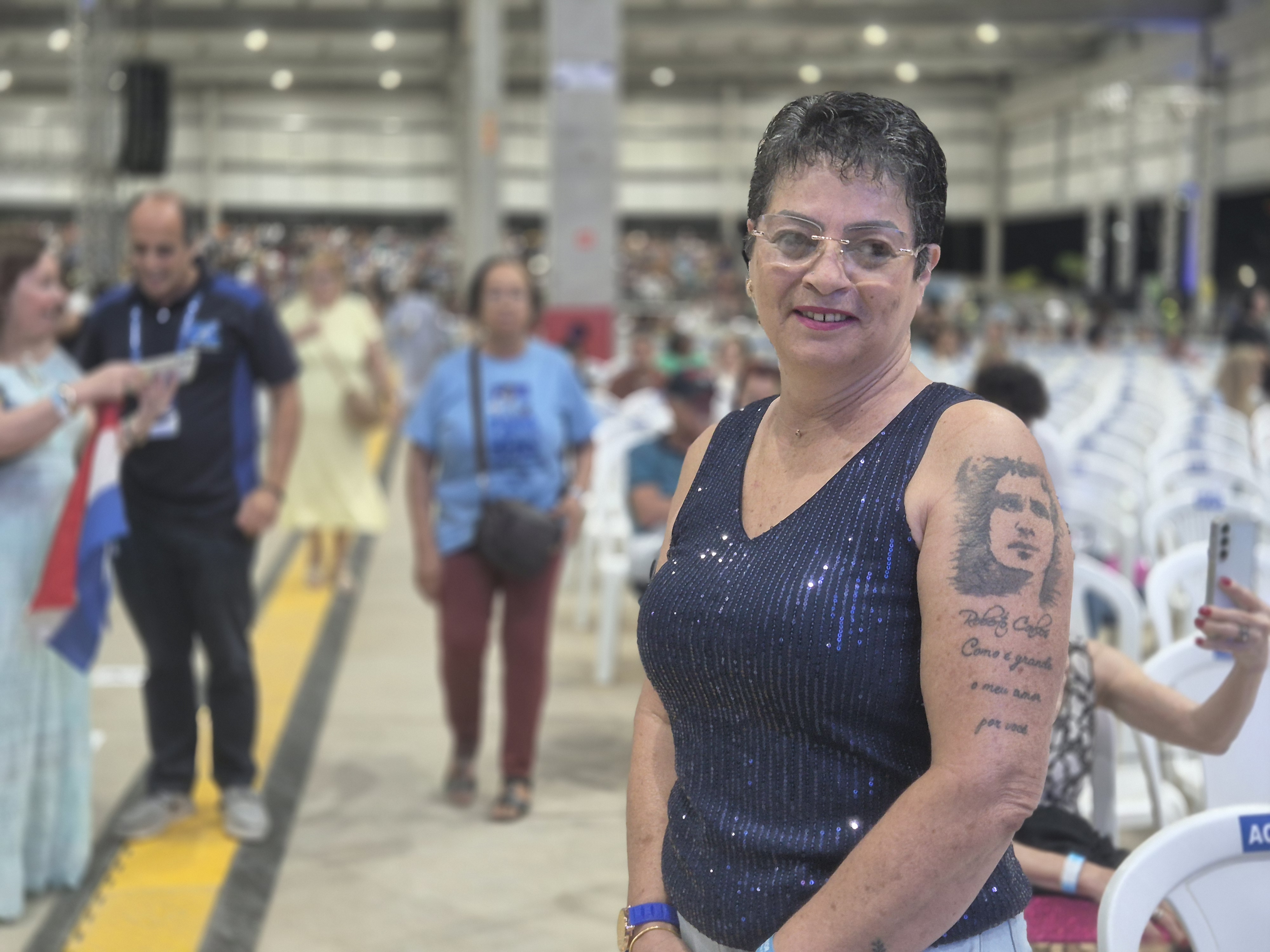 Cassia, fã de Roberto Carlos, tem tatuagem do ídolo