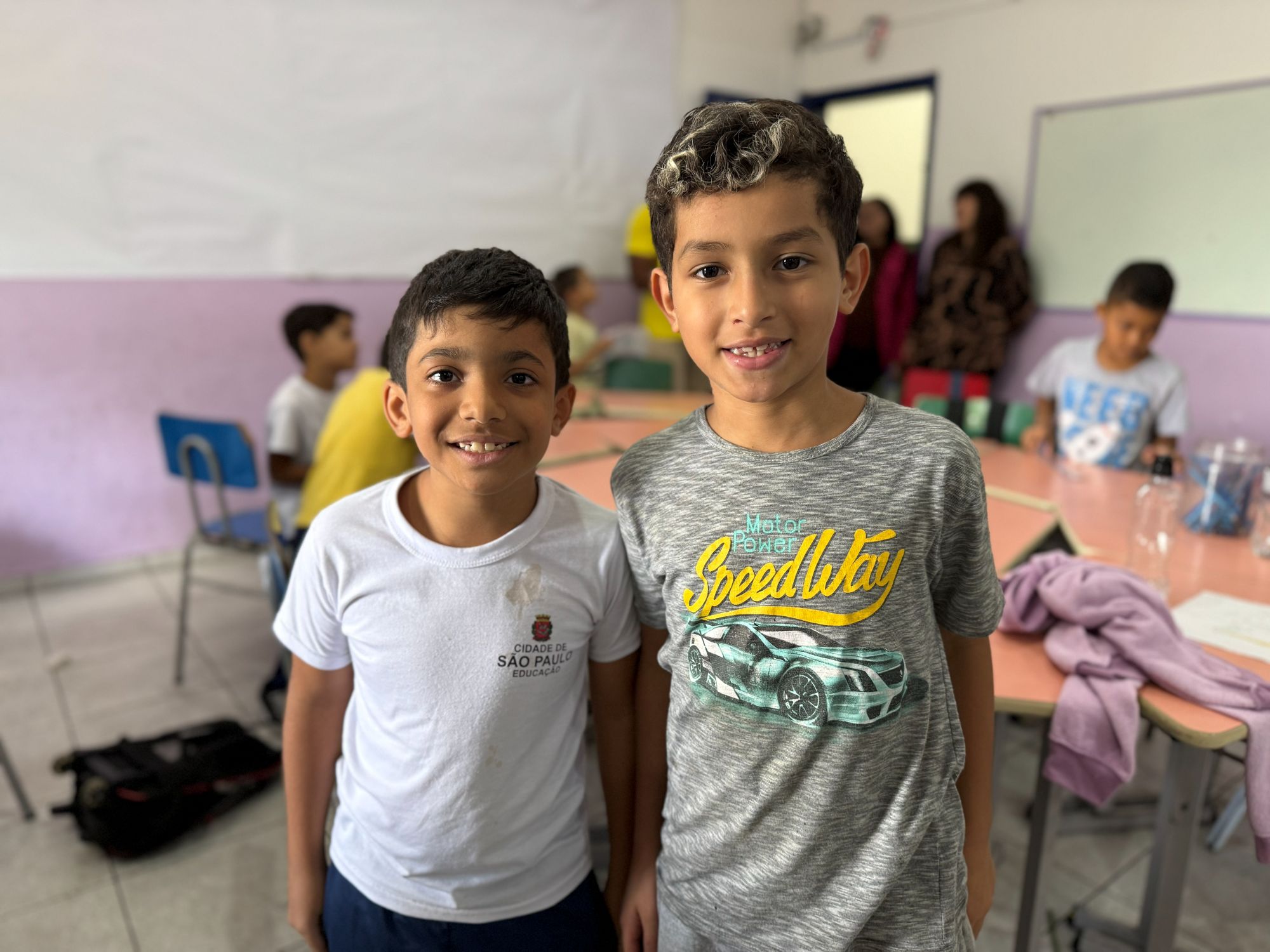 dois meninos posam para foto na ong Casa do Zezinho