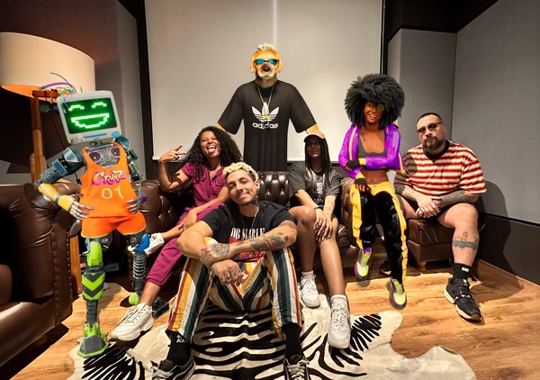 Os personagens de animação da banda posam para foto com seus dubladores