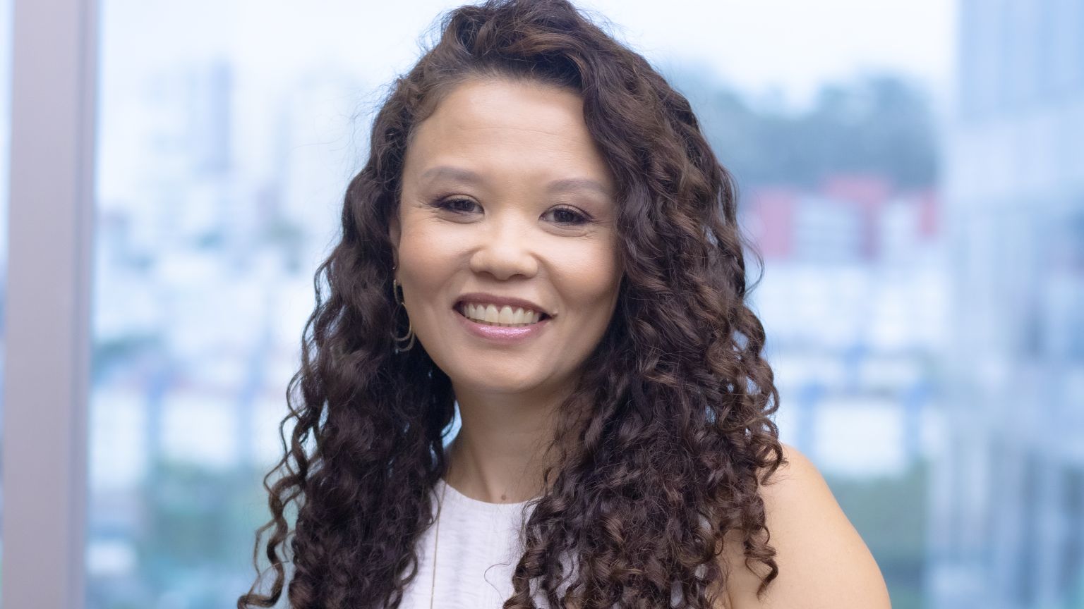 Daniela Sato, mulher, negra, cabelos compridos