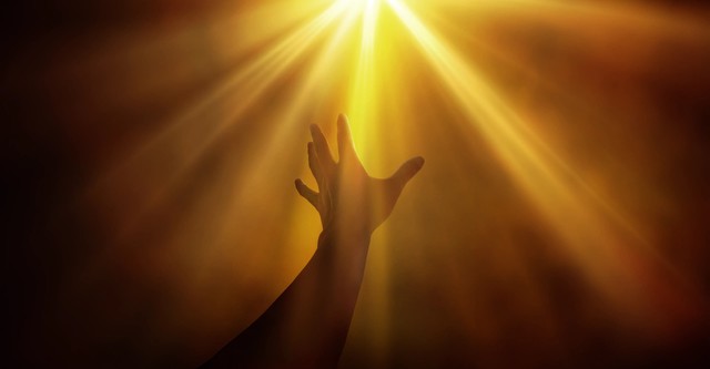 Uma mão vai em direção à luz