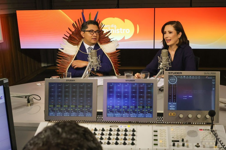 Ministro Eloy Terena com cocar