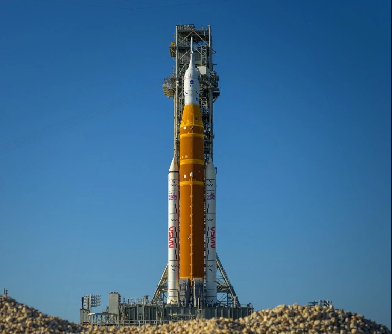 Foguete da missão artemis II na plataforma de lançamento em dia ensolarado 
