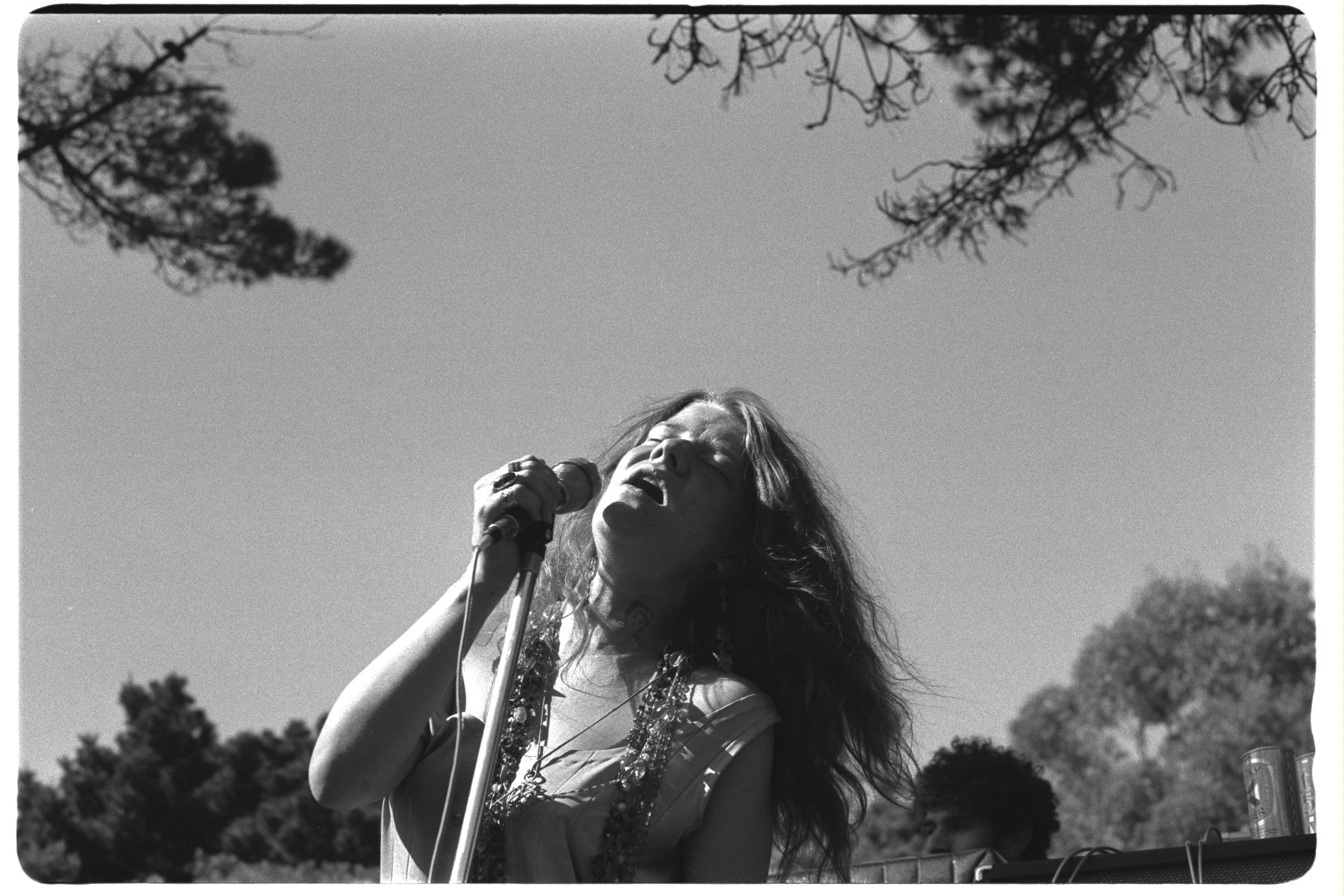 Janis Joplin cantando no palco durante festival na Califórnia