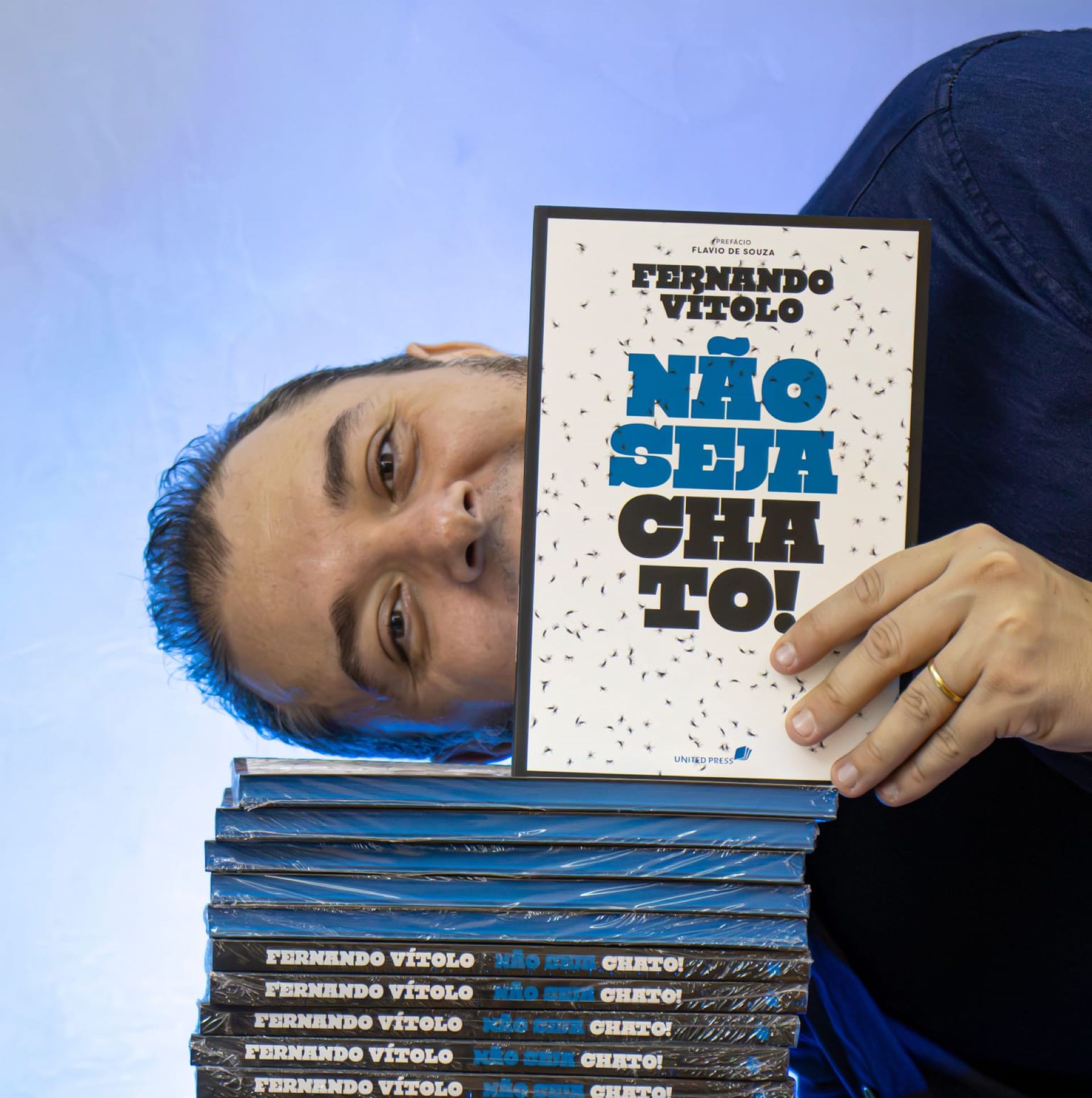 Autor com o livro Não Seja Chato na mão