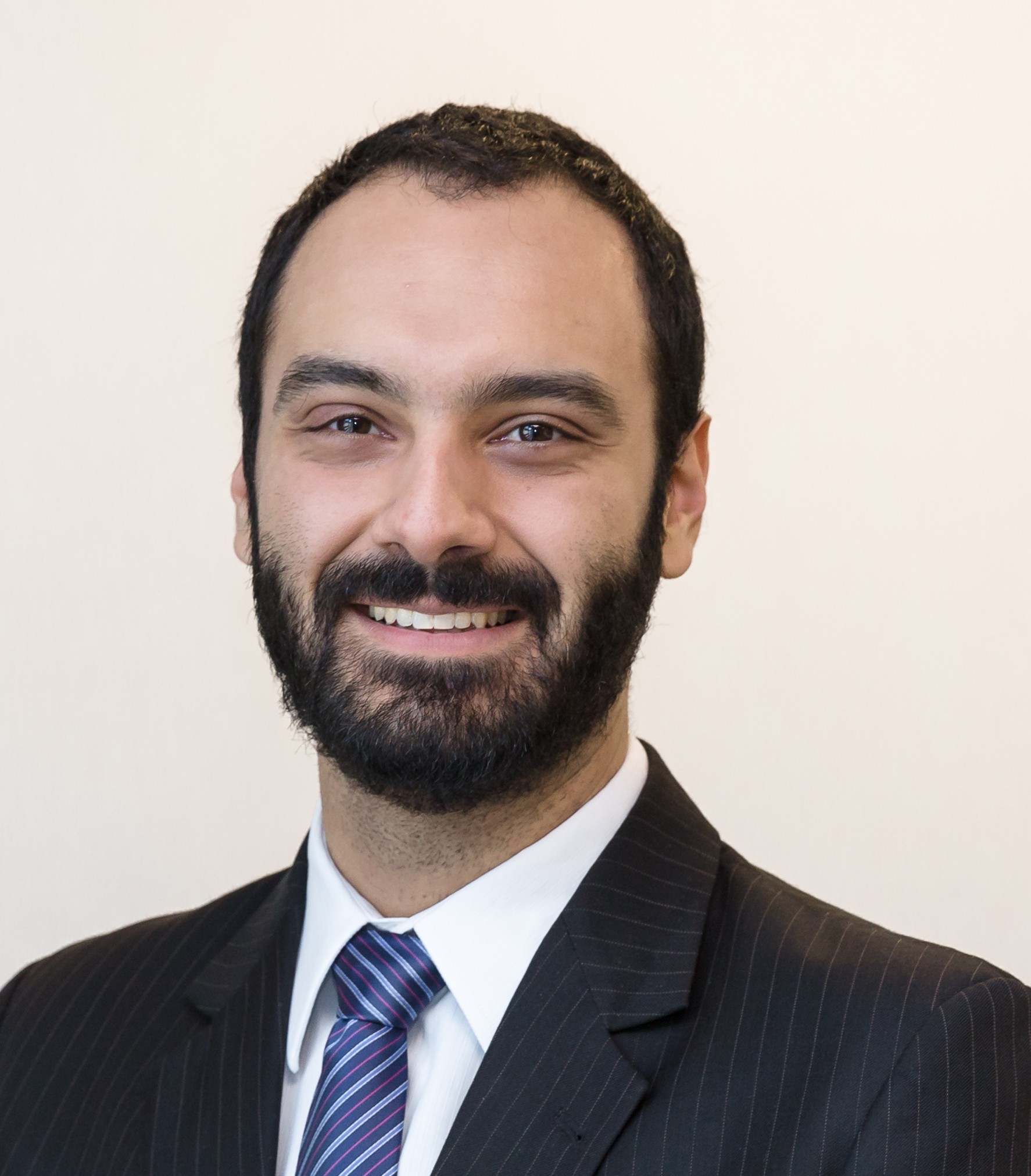 Mateus Campos, homem branco, cabelos escuros e barba