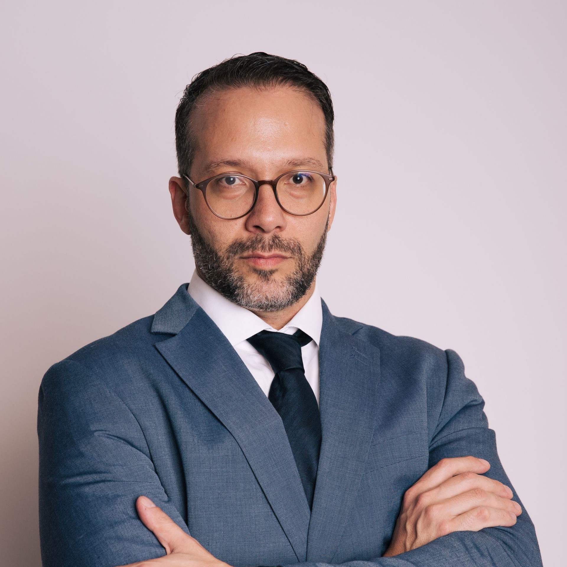 EliasMenegale, homem branco, cabelos escuros de óculos