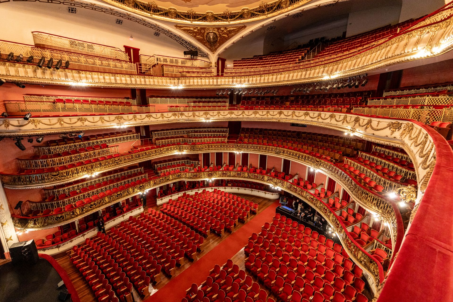Vista de cima da sala de espetáculos, com cadeiras na plateia, no andar térreo, e balcões nos andares superiores