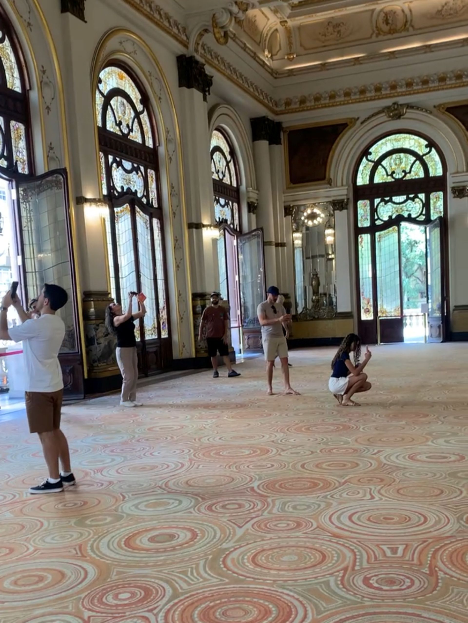 Visitantes tiram fotos e observam o Salão Nobre 