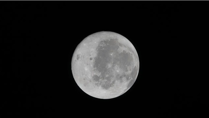 imagem da Lua vista pela missão Artemis II