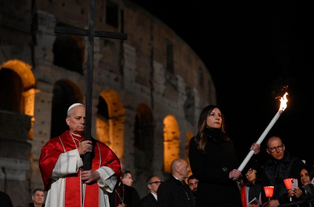 Papa Leão XIV durante Via-Crucis