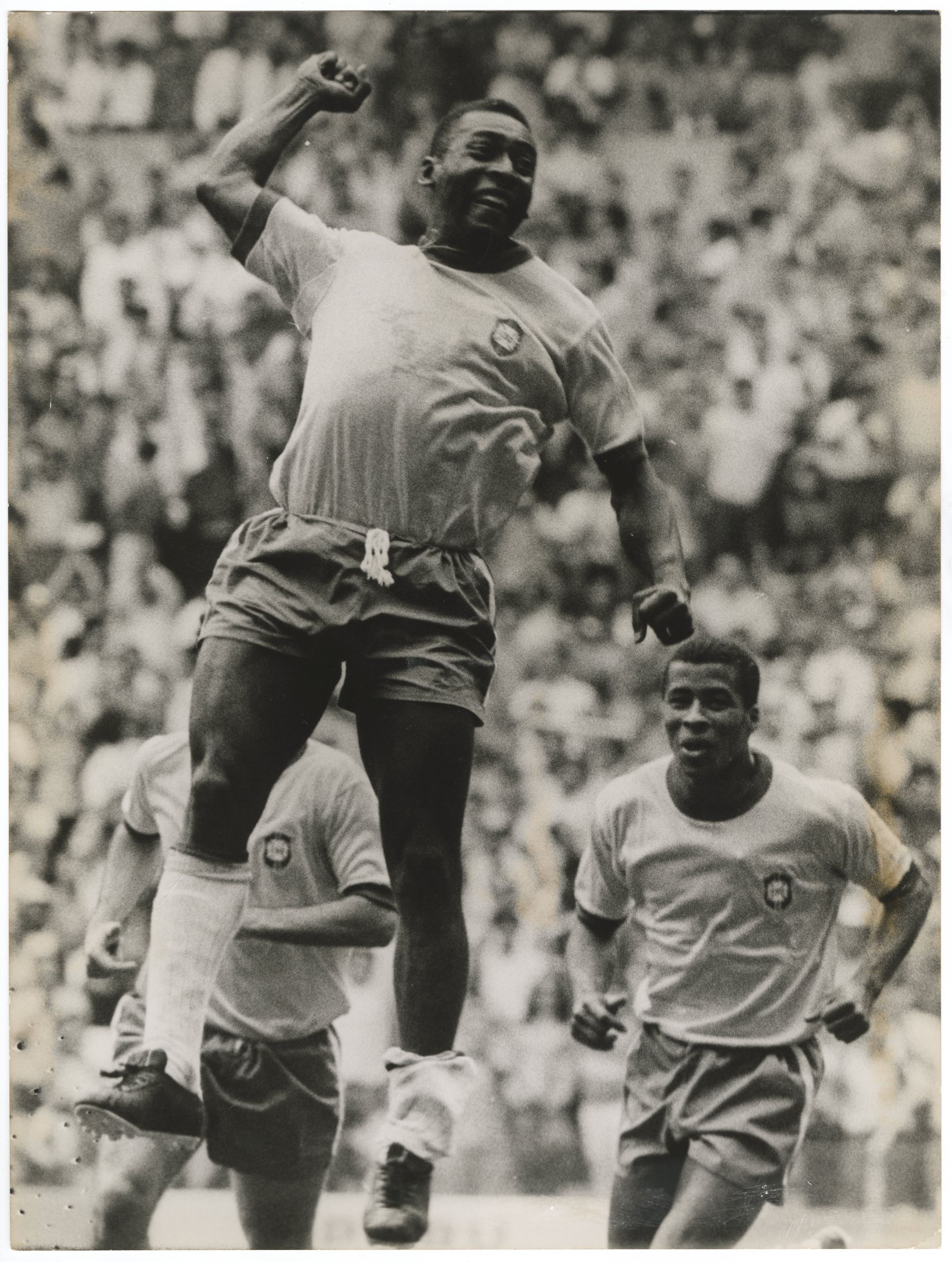 Pelé está com o mão em punho para o alto, comemorando vitória