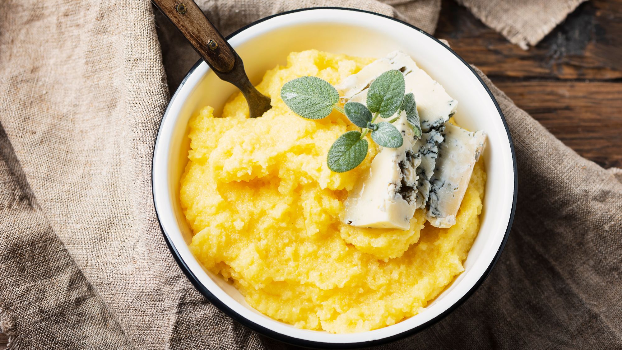 Polenta de milho é rica em fibras, naturalmente sem glúten e fonte de energia