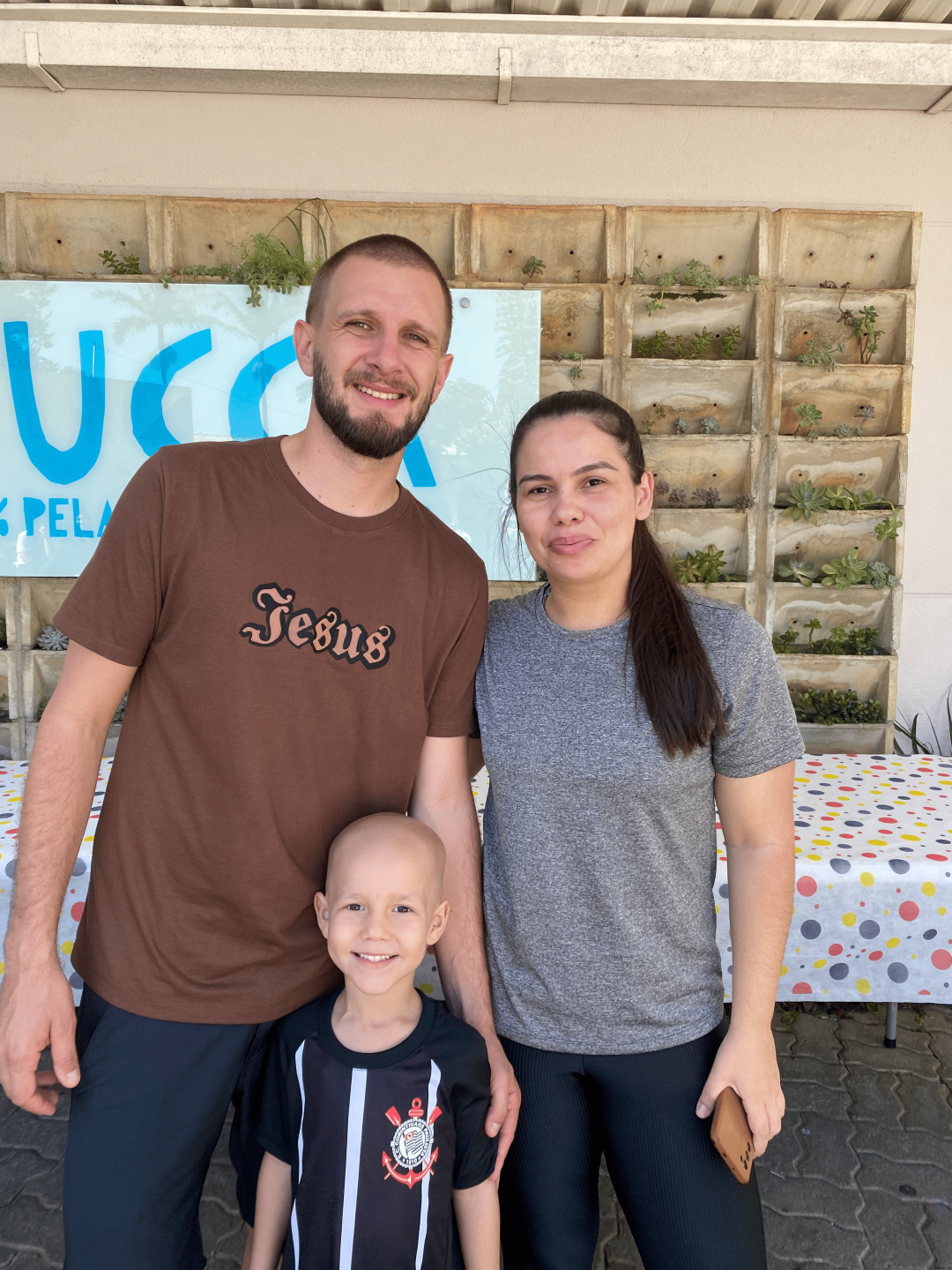 Raul com os pais Cleber e Jéssica