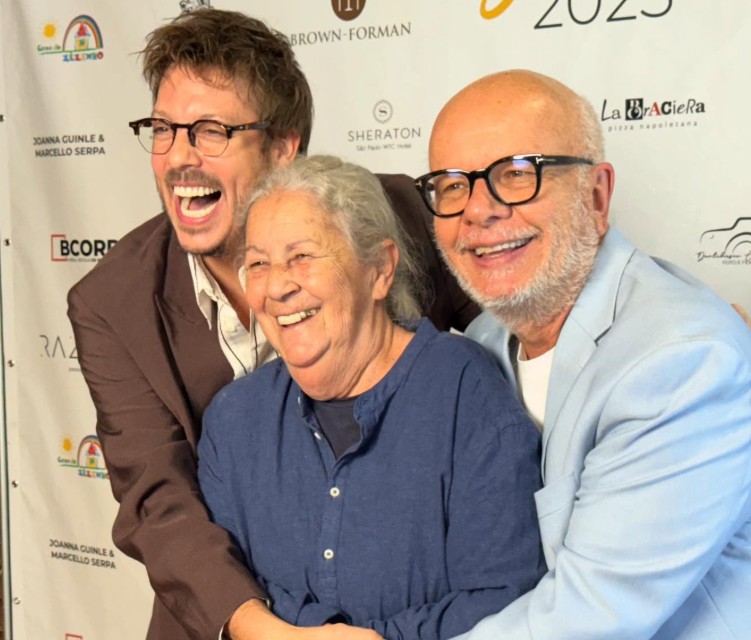 Os apresentadores Fábio Portachat e Marcelo Tas com Dagmar Rivieri