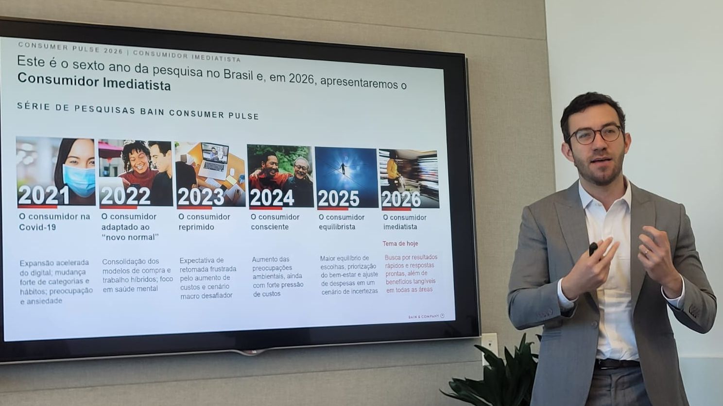 Ricardo De Carli, homem branco, de óculos e cabelos escuros