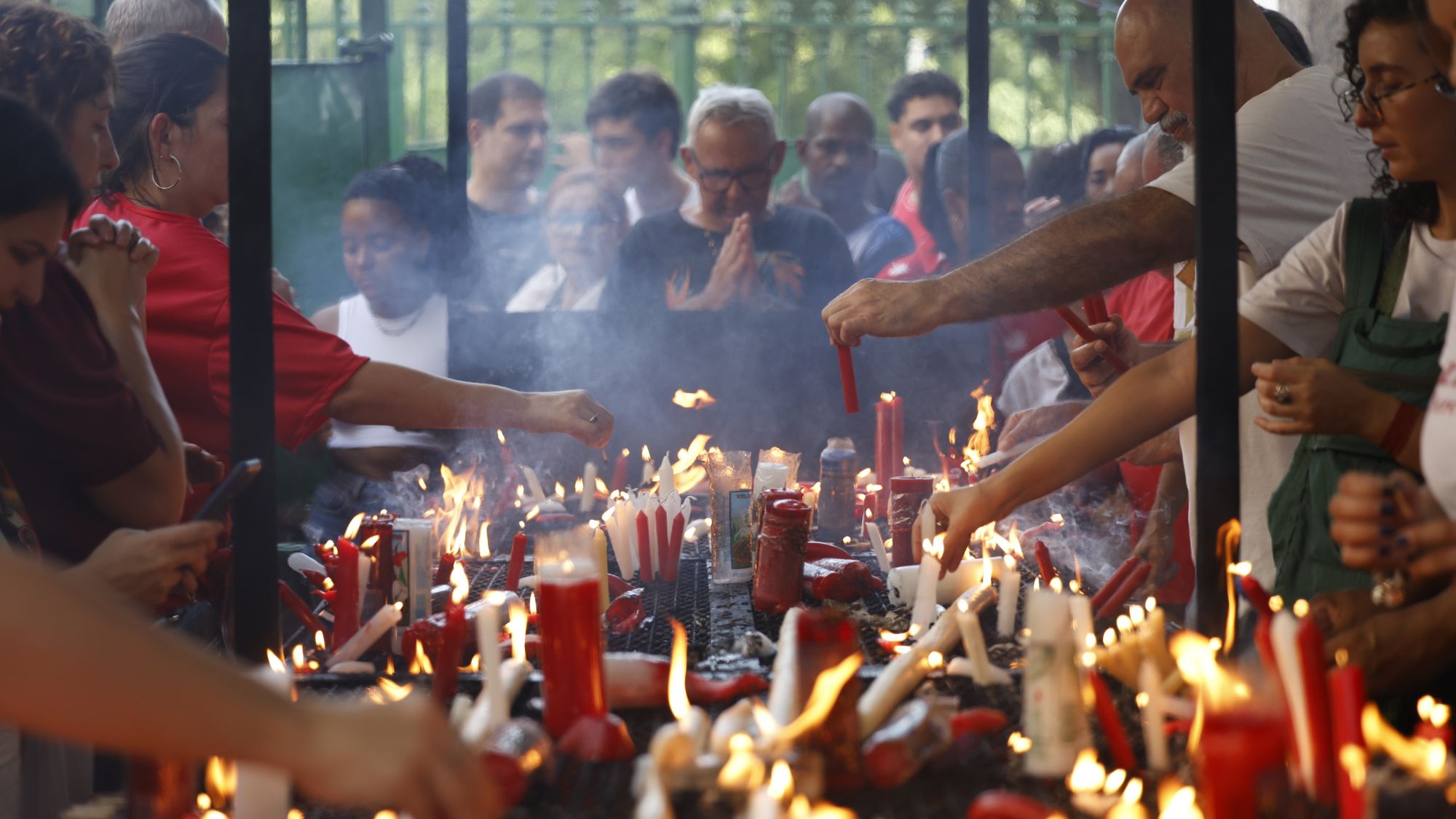 Devotos acendem velas na Igreja de São Gonçalo Garcia e São Jorge durante as celebrações ao Dia de São Jorge
