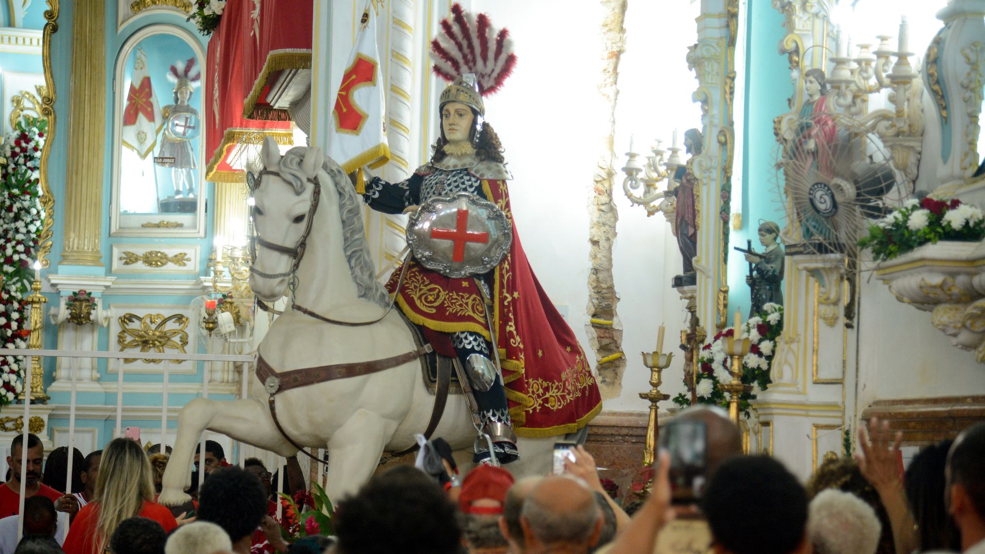 Fiéis participam de celebração em homenagem ao Dia de São Jorge no centro do Rio de Janeiro