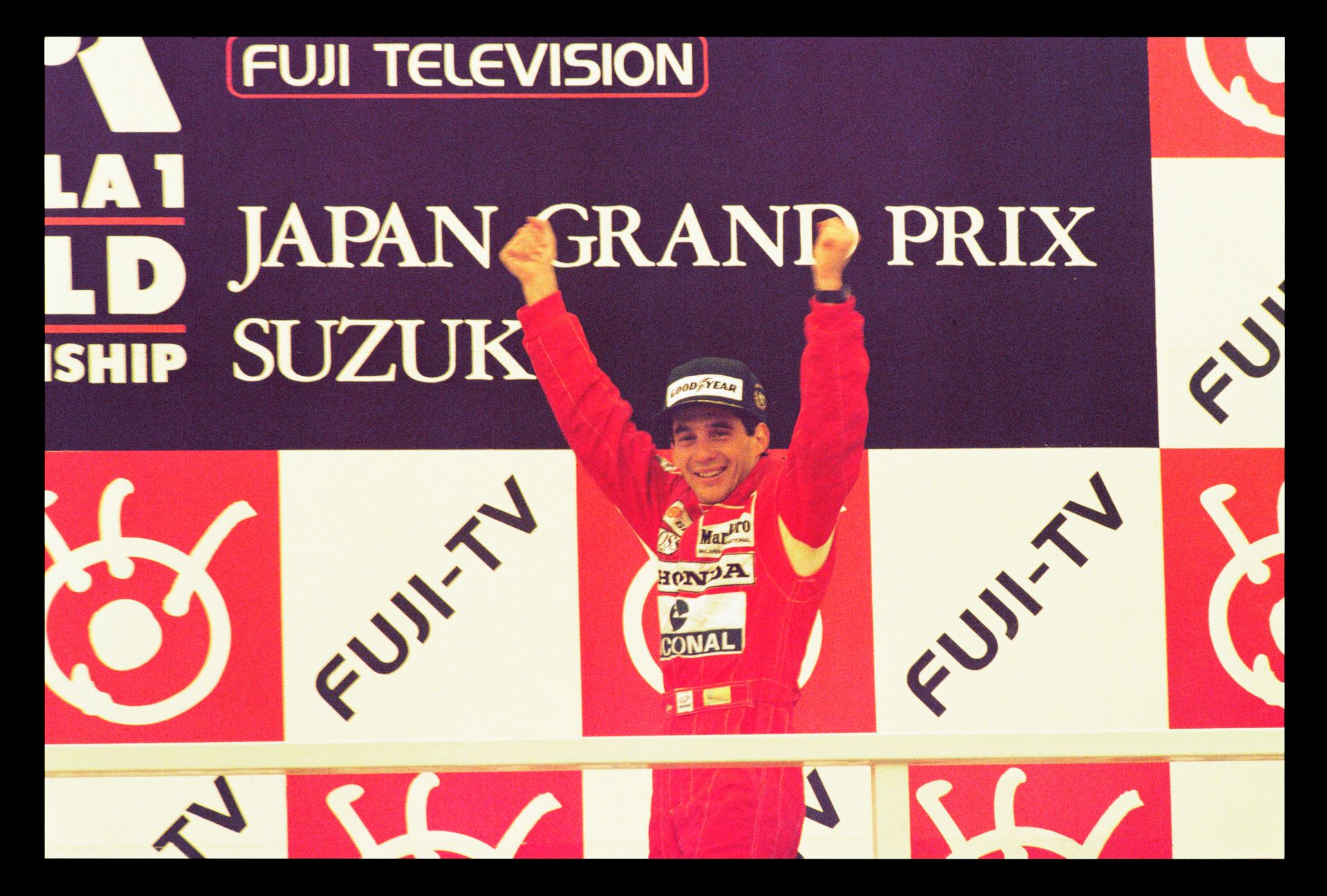 Ayrton Senna comemorando a vitória no Circuito Suzuka