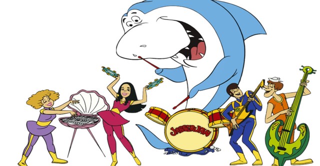 A banda está se apresentando, com o personagem Tutubarão, que é um tubarão, na bateria