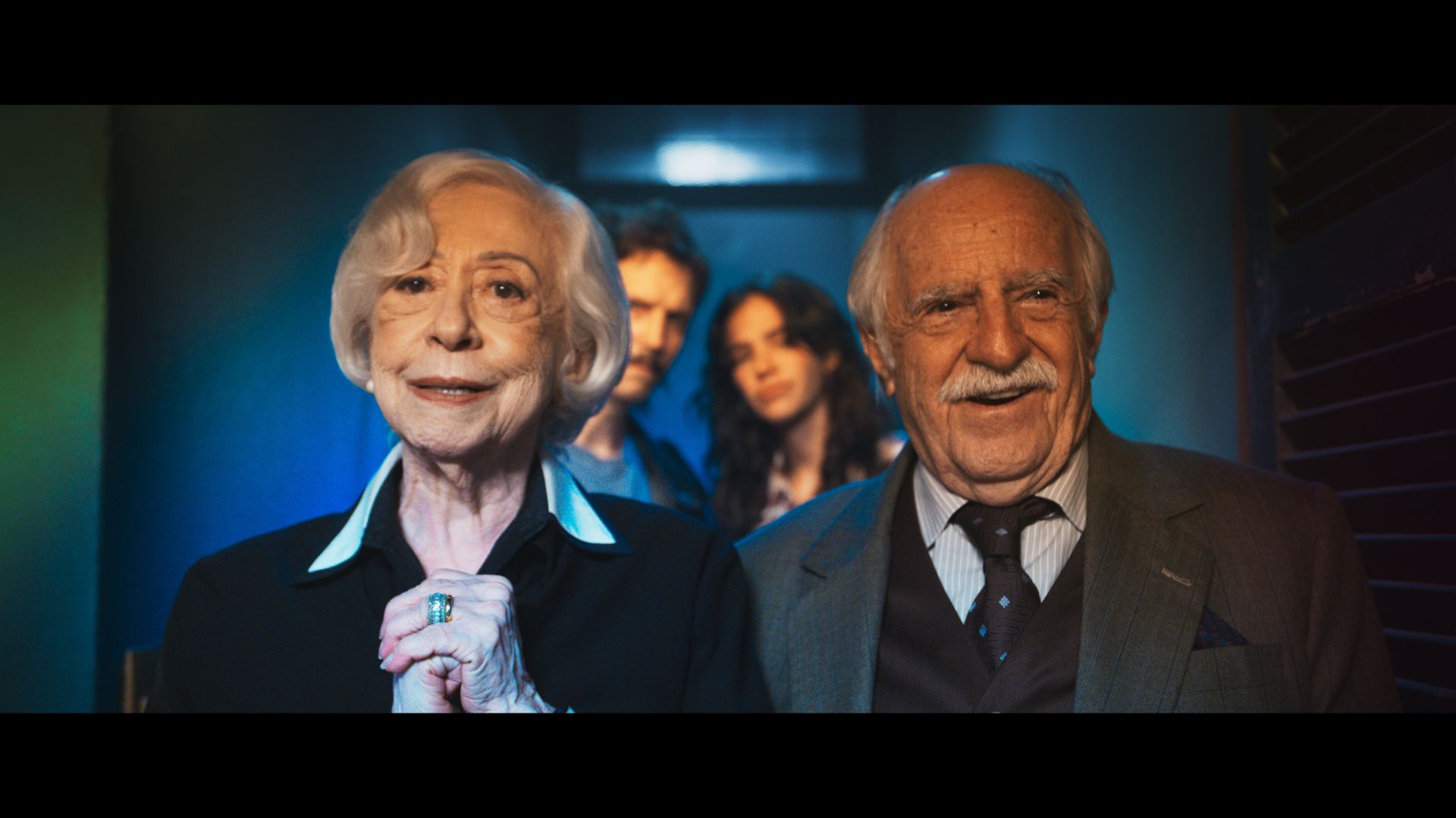 Fernanda Montenegro e Ary Fontoura estão em primeiro plano e, Vladimir Brichta e Bruna Marquezine estão em segundo plano