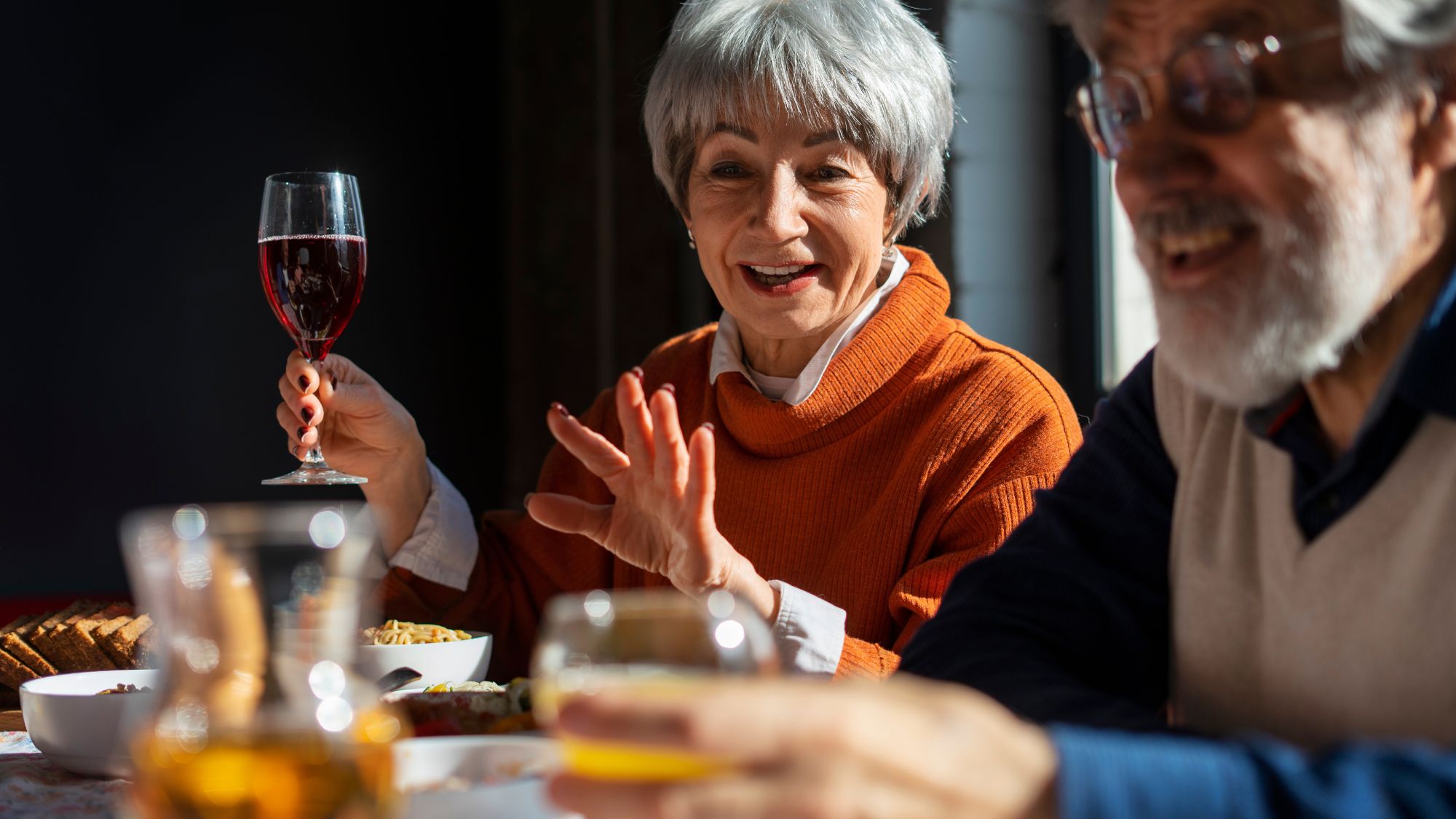Grupo mais velho de amigos festejando