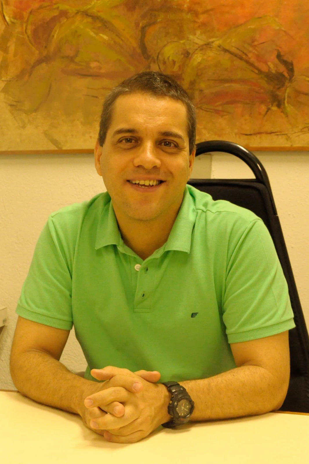 Foto de Welington Andrade sentado em uma cadeira