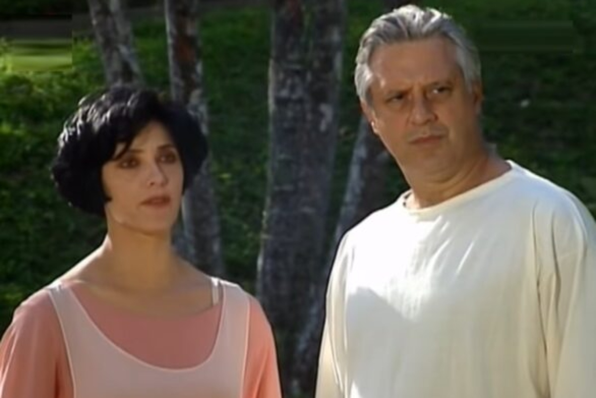 Christiane Torloni e Antônio Fagundes estão lado a lado, ela usando roupa rosa e ele usando roupa branca