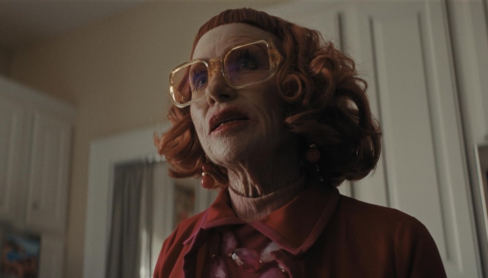 Amy Madigan em cena do filme Hora do Mal 