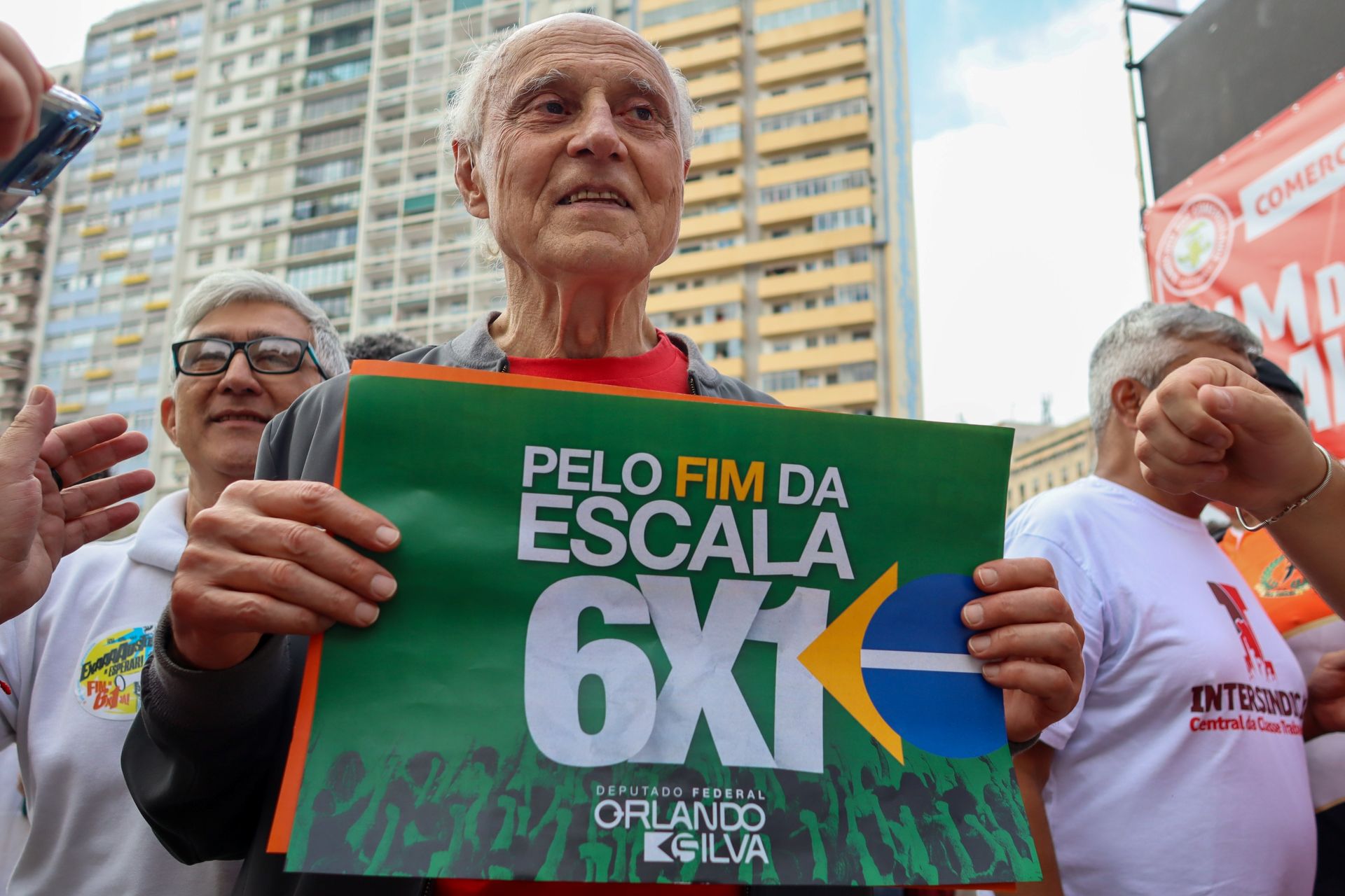 Eduardo Suplicy discursa em ato do Dia do Trabalhador na Praça Roosevelt, cercado por manifestantes