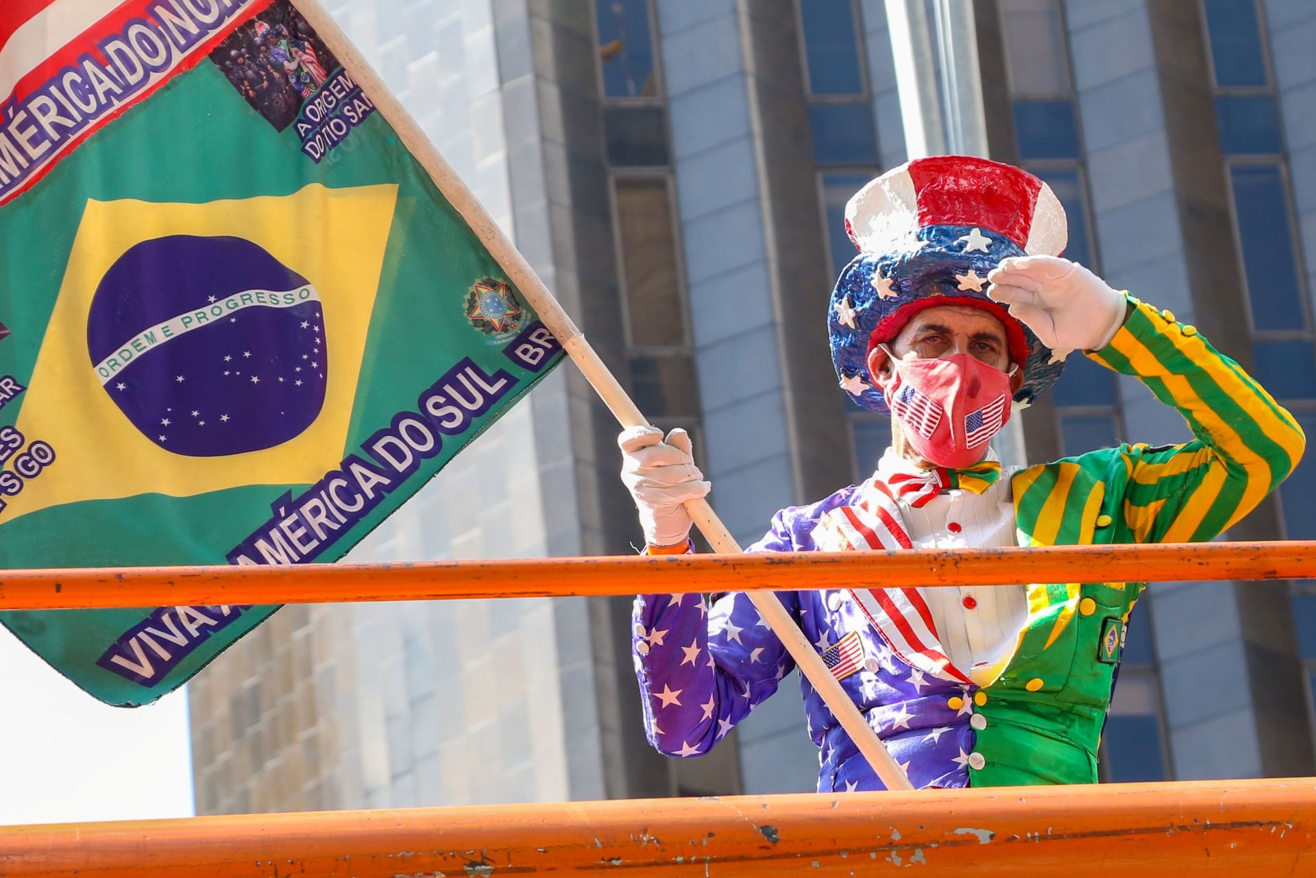 Manifestantes de direita reunidos em frente ao prédio da Fiesp na Avenida Paulista
