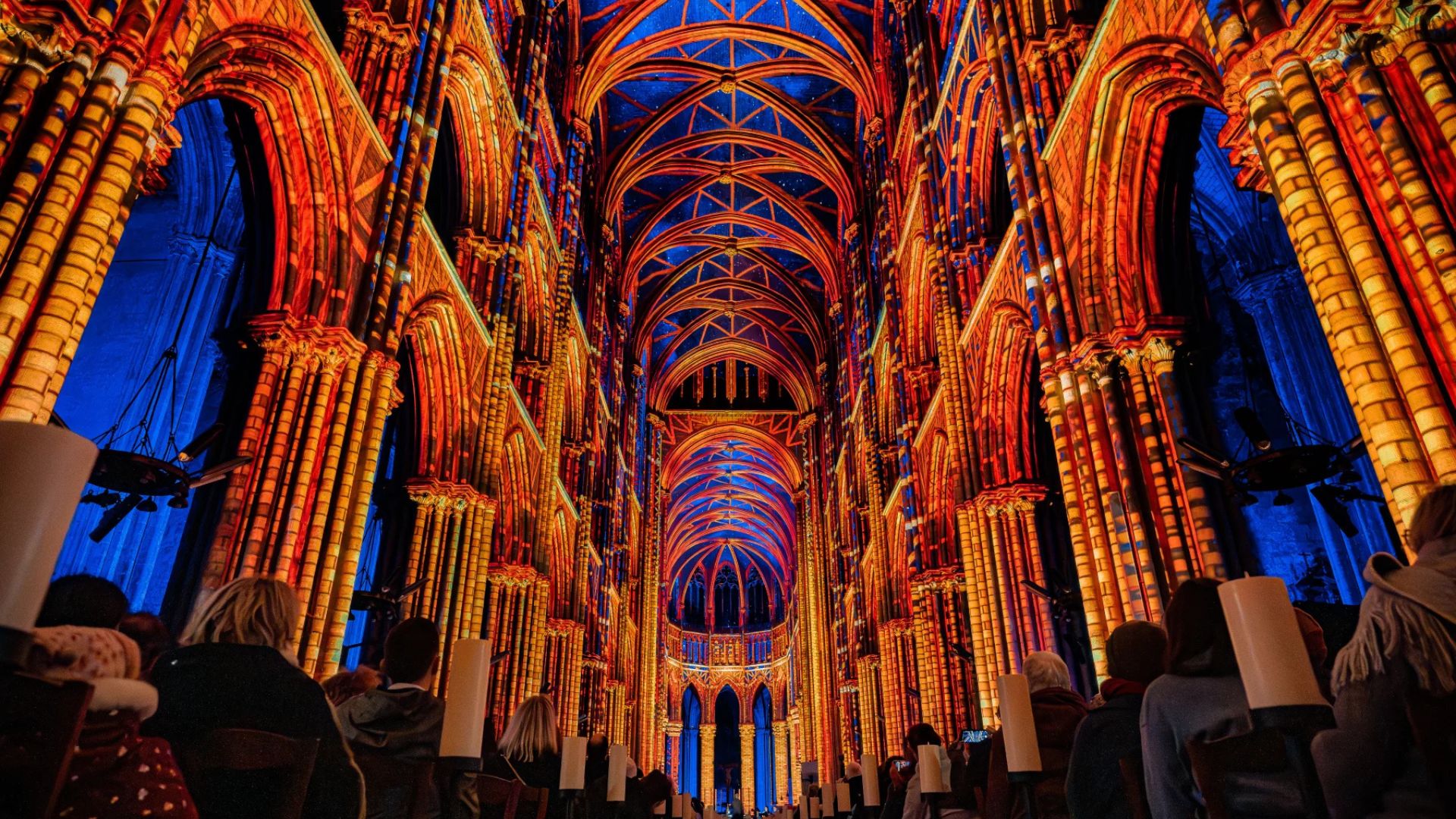 O show de luzes é realizado dentro da nave central da Catedral da Sé e conduz o público por uma experiência audiovisual