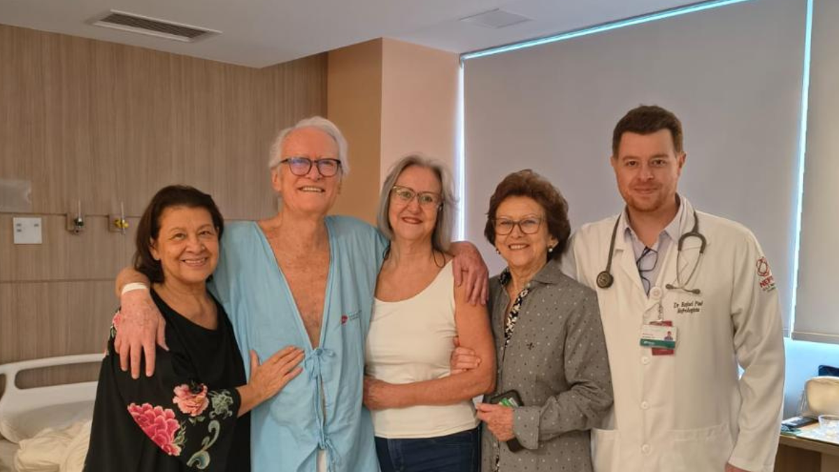 Francisco Simeão com família e médico