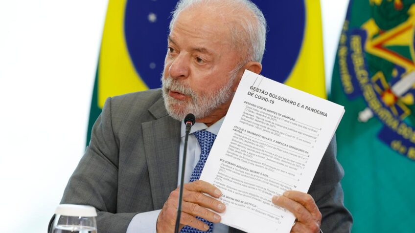 Lula exibiu nesta segunda-feira, 11, um dossiê produzido pelo Ministério da Saúde sobre a gestão de Jair Bolsonaro (PL) durante a pandemia de Covid-19
