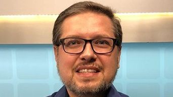Miguel Huertas, homem, branco de óculos, cabelos curtos e escuros
